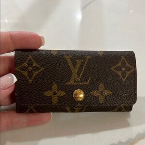 Louis Vuitton Brown and Gold key holder . 4 keys